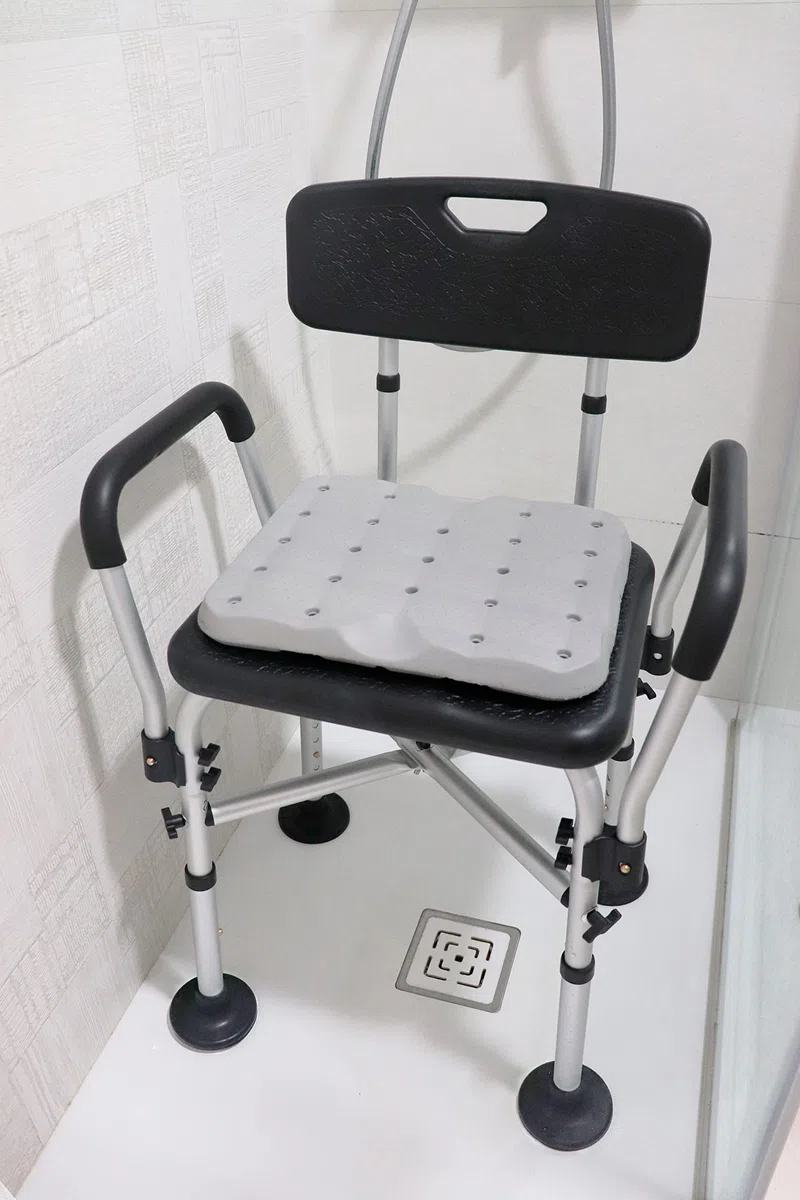 KMINA Silla Ducha Reposabrazos 150 kg Altura Regulable Cojín Espuma Montaje sin Herramientas Fabricado España Negro