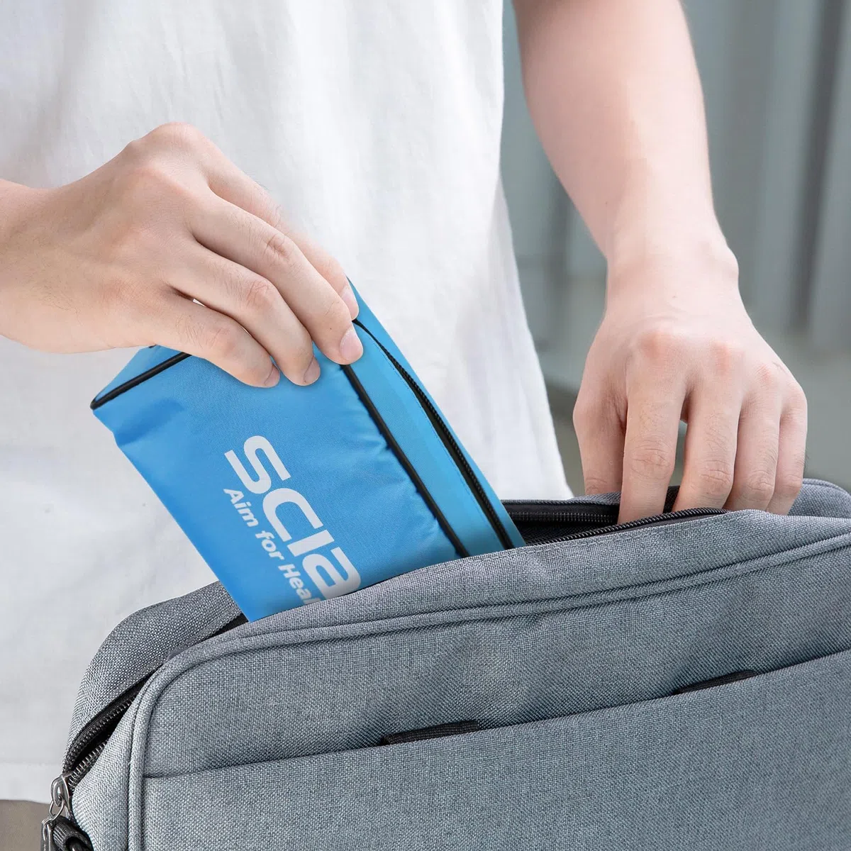SCIAN Esfigmomanómetro Manual Aneroide, Tensiómetro de Brazo Manual Profesional, Brazalete Universal 22-42cm, para Uso Médico y Doméstico con Bolsa de Transporte (Azul cielo)