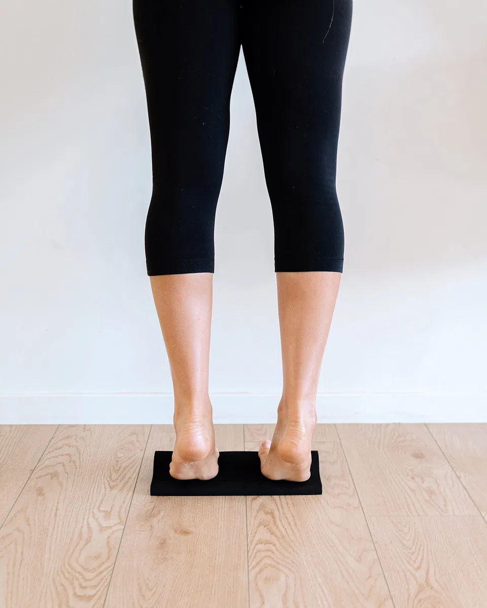 Fasciitis Fighter Redondo 2 - Herramienta para aliviar la fascitis plantar y el dolor de talón, fortalecimiento y estiramiento de pies y arco para pantorrilla y arco apretados. Espuma EVA de alta