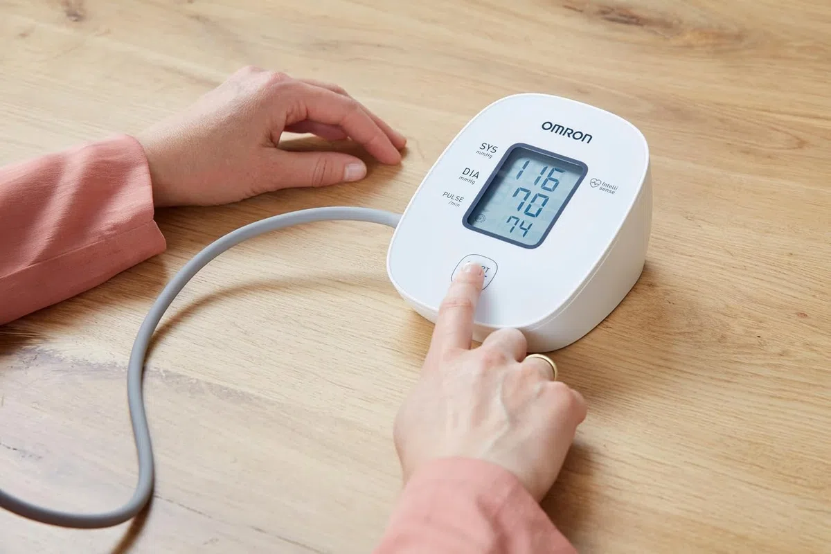 Omron M2 Basic - Tensiómetro Digital de Brazo - Precisión Profesional - Fácil de Usar - Incluye Manguito Universal -