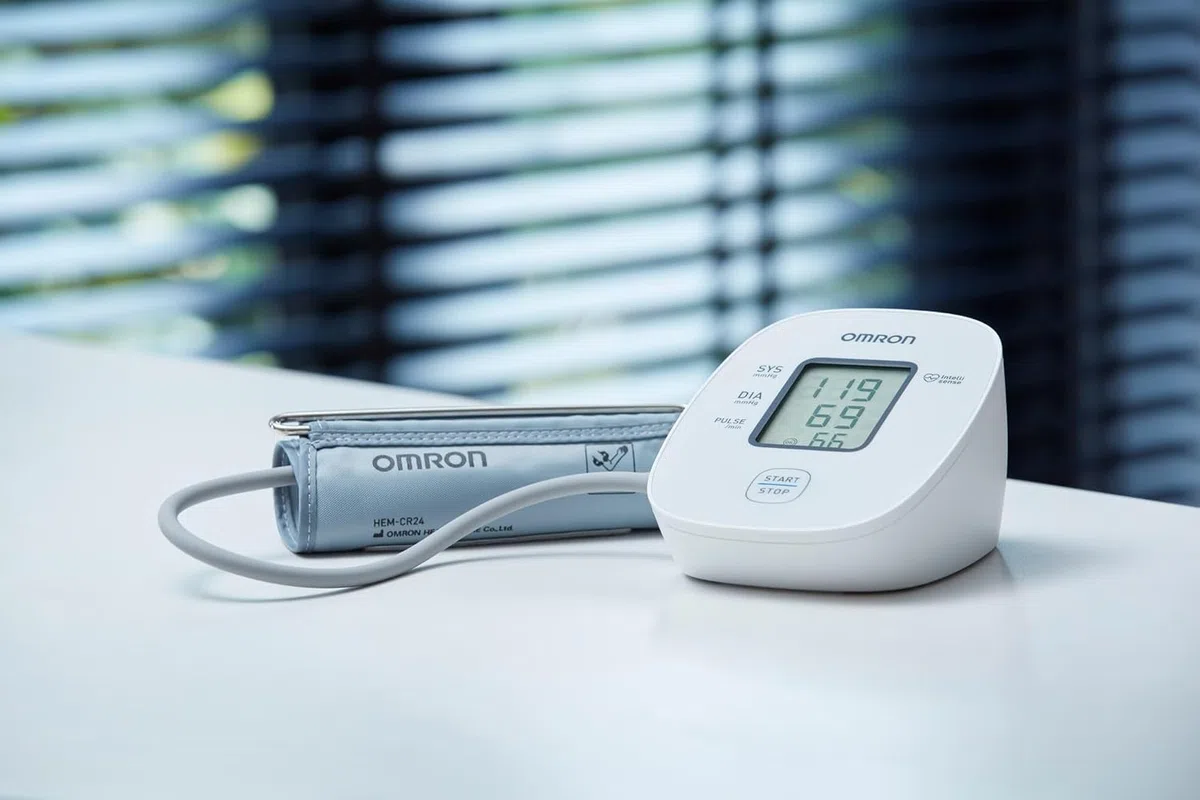 Omron M2 Basic - Tensiómetro Digital de Brazo - Precisión Profesional - Fácil de Usar - Incluye Manguito Universal -