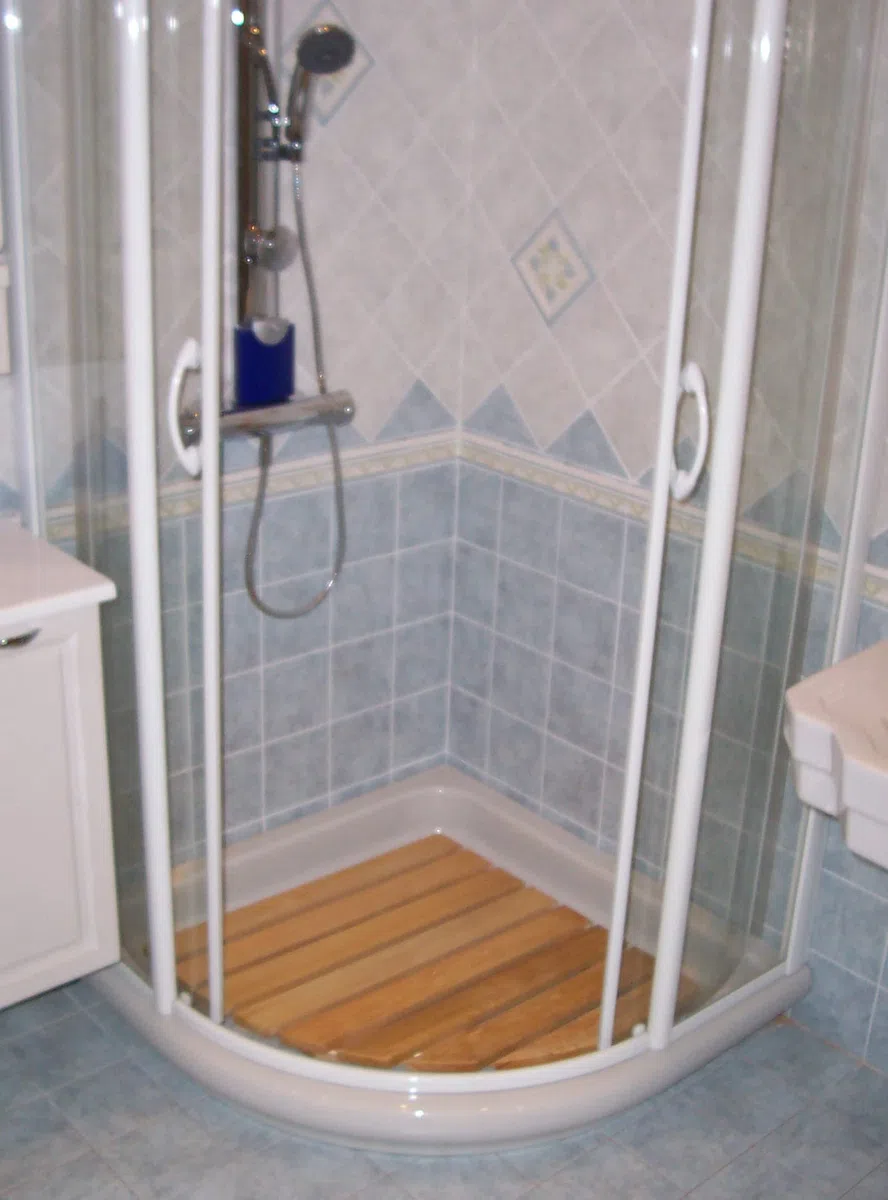 Castelmerlino Tarima para ducha Esquina en Alerce Natural Certificado PEFC lado 63 cm para bandejas de ducha esquina lado 80 cm